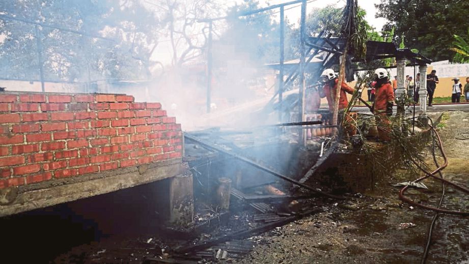 ANGGOTA bomba memadam kebakaran rumah di Jalan Budiman, Kampung Melayu Majidee, Johor Bahru. FOTO ihsan bomba dan penyelamat