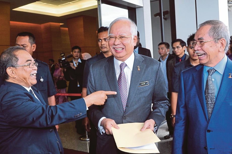  NAJIB bersama Menteri Sumber Asli dan Alam Sekitar, Datuk Seri Wan Junaidi Tuanku Jaafar (kanan) selepas sesi perbahasan pada Persidangan Dewan Rakyat, semalam.