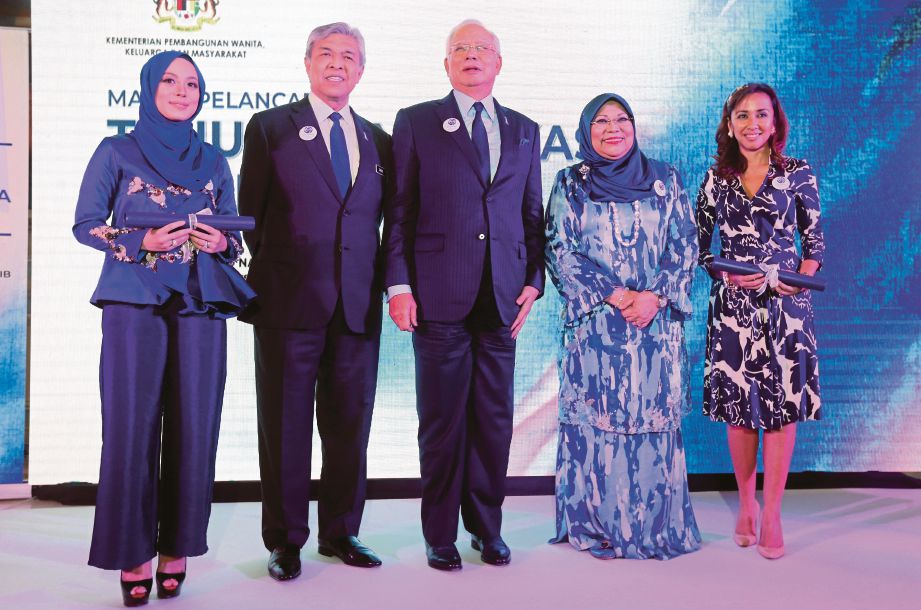 DARI kiri, Vivy, Dr Ahmad Zahid, Najib, Rohani dan Tengku Datin Paduka Setia Zatashah pada majlis Pelancaran Logo dan Branding TMW18.
