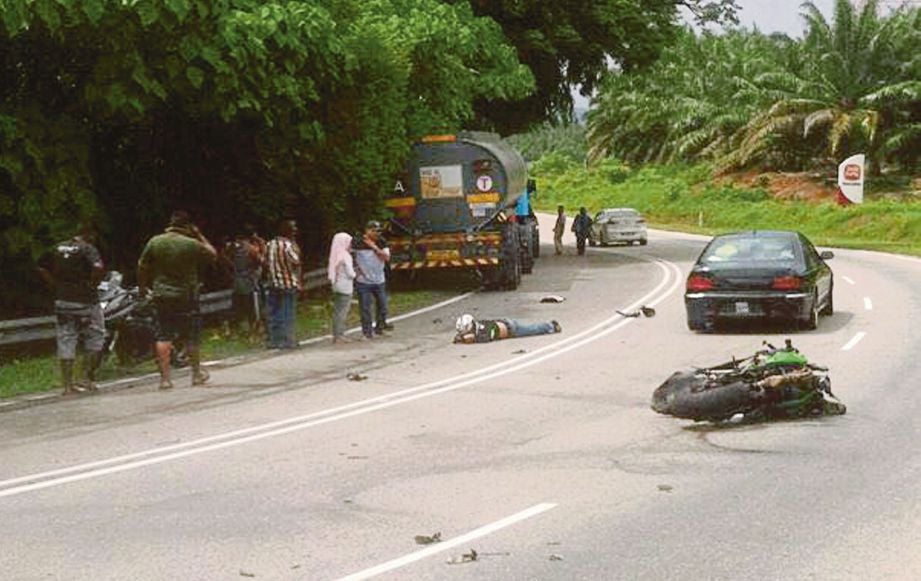 KEMALANGAN maut yang membabitkan sebuah motosikal berkuasa tinggi dan dua buah lori di Kilometer 19.5 Jalan Lukut-Sepang, Port Dickson.