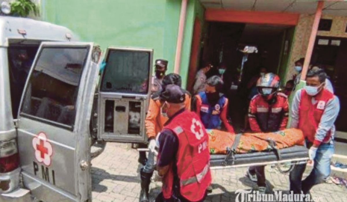 SUAMI dapat bantuan ambulans percuma dari Palang Merah Indonesia (PMI) bagi menghantar jenazah isteri ke tanah perkuburan. FOTO  Tribunnnews