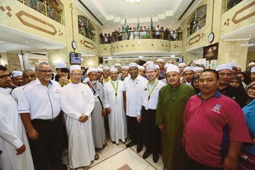 JAMIL Khir bergambar bersama jemaah haji Malaysia di maktab penginapan TH di Makkah.