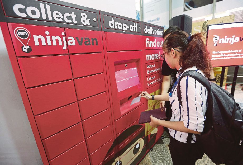 PELANGGAN kini boleh meletakkan dan mengambil bungkusan mereka di 86 Ninja Box di 115 stesen pengangkutan awam milik Prasarana. FOTO Owee Ah Chun