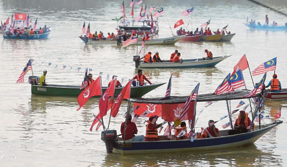 DERETAN bot penduduk yang berarak di Sungai Kelantan sempena sambutan Hari Malaysia.