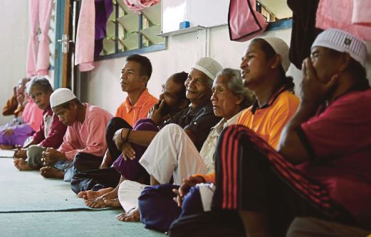 SEBAHAGIAN Orang Asli yang mengikuti kelas pengajian Islam di Surau Al Falah, Kuala Lipis, Pahang.