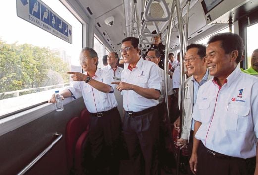 AZMI (dua dari kiri) menaiki bas elektrik BRT. 
