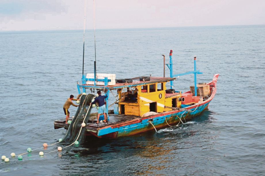 APMM menahan dua bot nelayan tempatan bersama empat kru warga Myanmar kerana melanggar syarat lesen di kedudukan 8 batu nautika dari barat Pulau Talang.