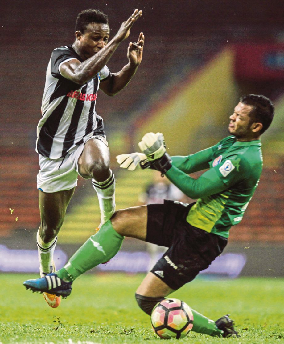 PEMAIN Pahang Mohamadou Sumareh (kiri) cuba melepasi kawalan penjaga gol PKNS FC Zamir Selamat.
