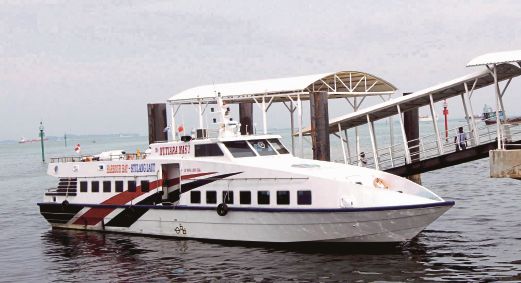 Perkhidmatan feri dari jeti Stulang Laut, Johor Bahru ke Harbour Bay di Batam menyelesakan.