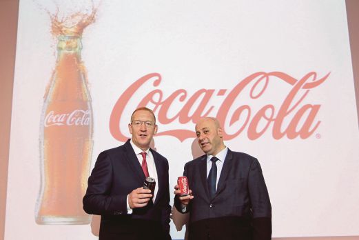 Ketua Pegawai Eksekutif, Kumpulan Pelaburan Pembotolan Coca -Cola Singapura, Malaysia dan Brunei, Stepen Lusk bersama Imad (tengah).