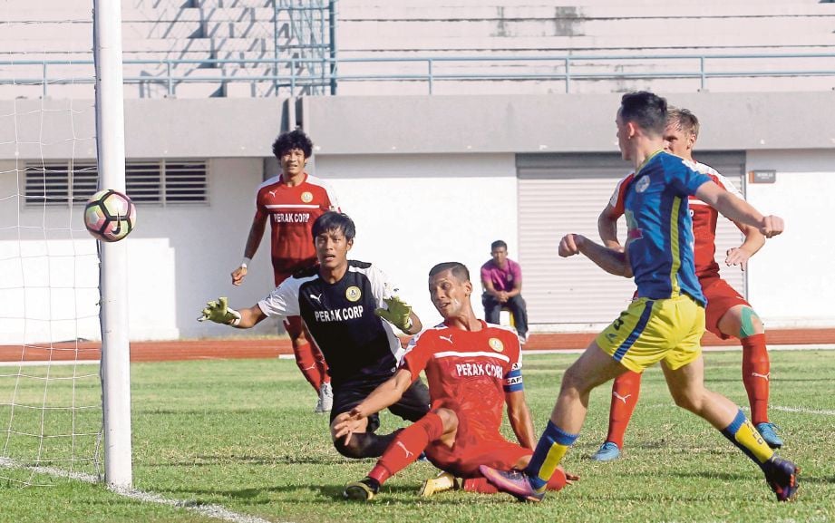 AKSI PKNP  (merah) menentang Perlis  dalam perlawanan Liga Perdana semalam.