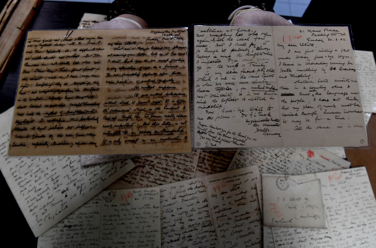 KOLEKSI tulisan tangan yang berusia lebih 119 tahun.