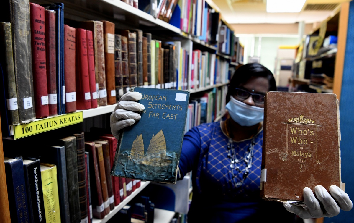PENOLONG Pustakawan PPAPP, M Kalaivehni, 34, menunjukkan koleksi buku yang berusia lebih 100 tahun.