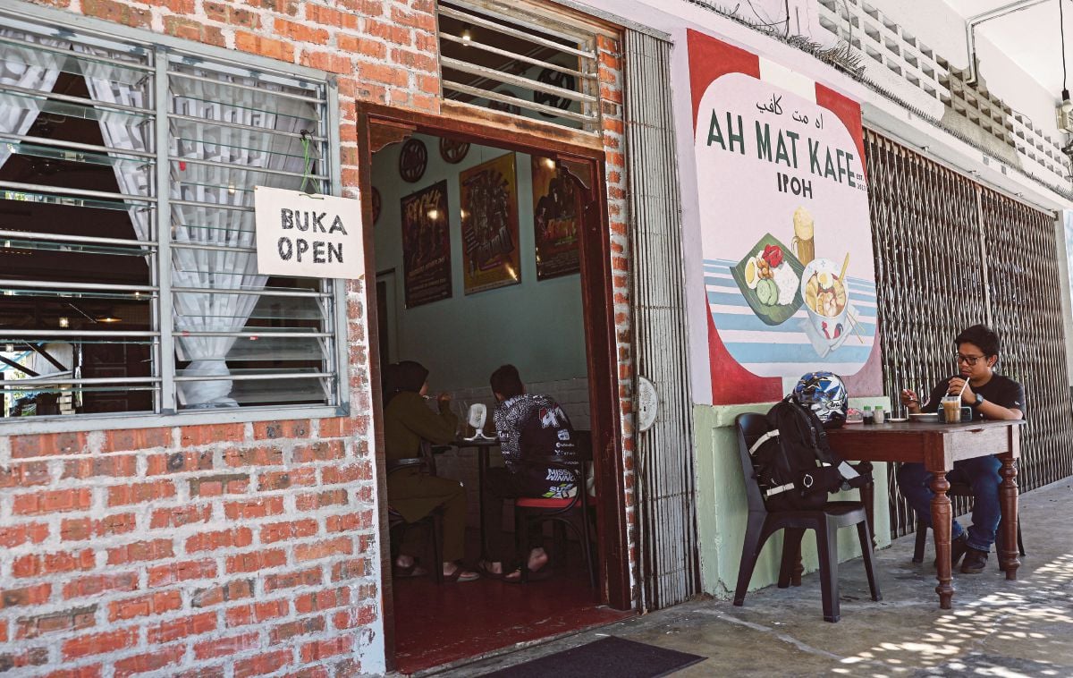 AH Mat kafe terletak  di Jalan Che Tak, Ipoh.  