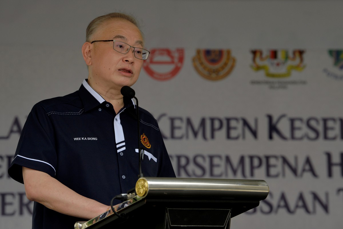 WEE Ka Siong ketika berucap pada Majlis Pelancaran Ops Bersepadu dan Kempen Keselamatan Jalan Raya di Putrajaya, hari ini. FOTO Bernama.