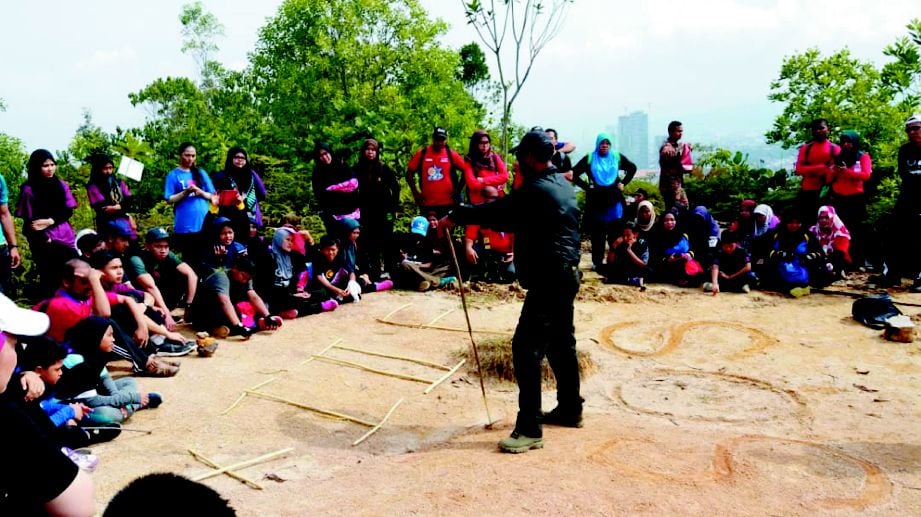 AHLI Pertubuhan Kebajikan Mesra Rakyat Kuala Lumpur menyertai program eksplorasi di Bukit Besi, baru-baru ini.