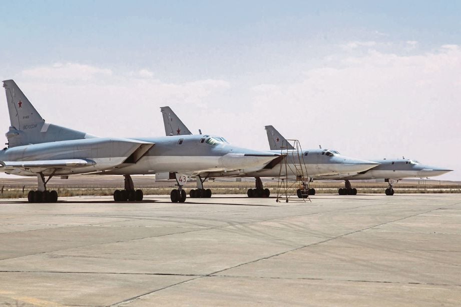 JET pengebom Tu-22M3 Russia yang ditempatkan di pangkalan udara di Hameran, Iran, untuk digunakan dalam serangan ke atas Daish di Syria. - AP