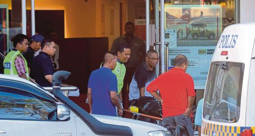  ANGGOTA  unit forensik    mengangkat mayat    kakitangan bank yang   ditikam pengawal keselamatan   di Taman Molek, semalam.