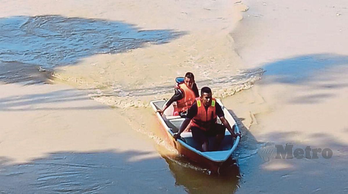 PASUKAN penyelamat meneruskan operasi pencarian seorang lagi mangsa tragedi fenomena kepala air di Jeram Air Putih. FOTO arkib