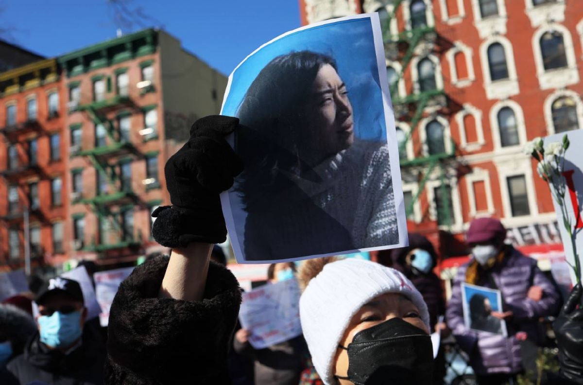 PESERTA tunjuk perasaan memegang gambar Christina Yuna Lee dalam himpunan menentang keganasan ke atas penduduk Asia Amerika di Sara D Roosevelt Park, 14 Februari lalu. FOTO AFP.