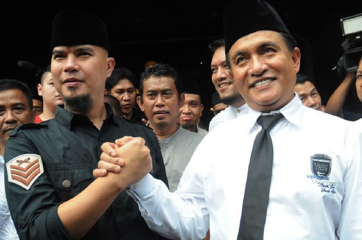 AHMAD Dhani (kiri) bersama pemimpin Parti Bulan Bintang (PBB), Yusril Ihza Mahendra di Jakarta, minggu lalu.