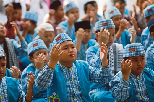 PELAJAR sebuah sekolah rendah di Palembang, Sumatera Selatan, mengaminkan doa selepas mengadakan solat hajat memohon jerebu yang melanda wilayah itu berakhir. 