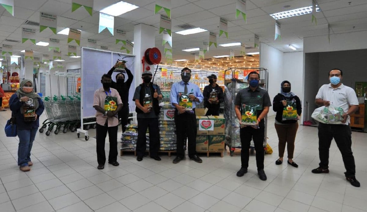 MAS Imran (tengah) bergambar bersama wakil pengamal media yang menerima sumbangan di pasar raya Econsave di Skudai. FOTO Ihsan Econsave.