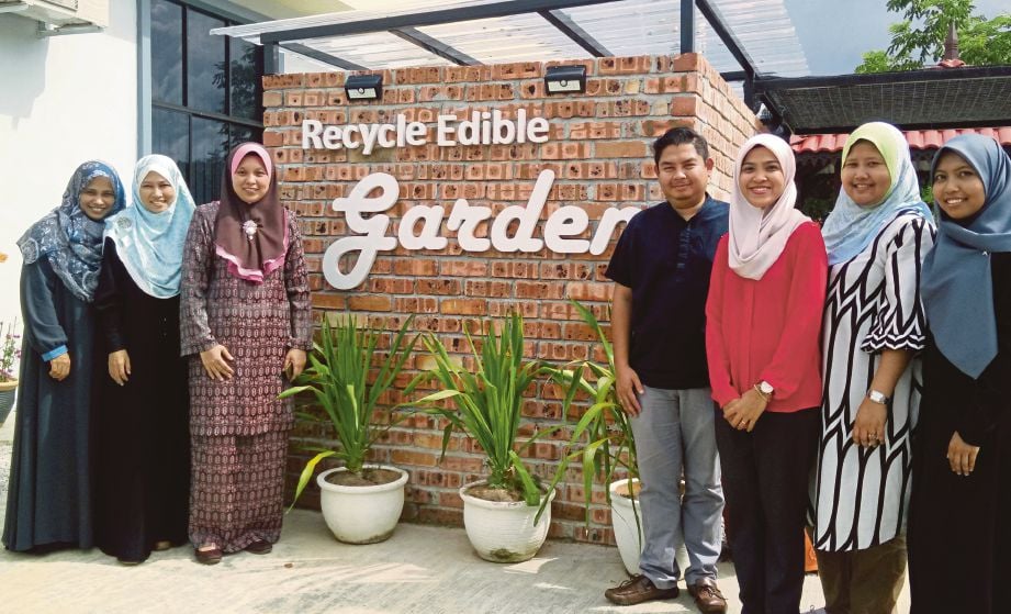 PASUKAN UiTM yang membangunkan Recycle Edible Garden di Masjid As Siddiq, Seri Iskandar.