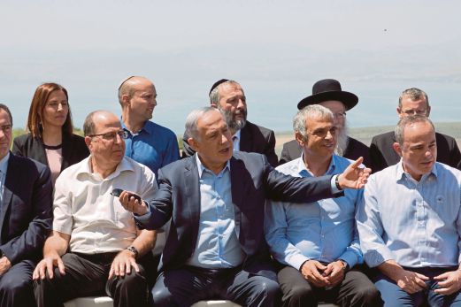 NETANYAHU (tengah) bergambar dengan anggota Kabinetnya di Bukit Golan.