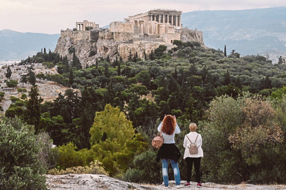 ORANG ramai melawat Pnyx Hill di Athens yang menghadap Kota Acropolis kuno, semalam selepas kerajaan  Greece melonggarkan sekatan pergerakan susulan Covid-19 sejak 23 Mac lalu.  