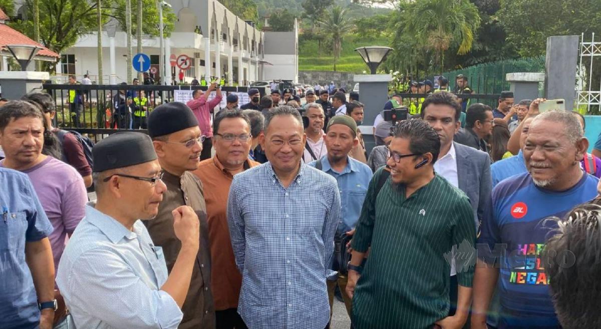 ANTARA pemimpin PN yang hadir di Mahkamah Sesyen Selayang bagi memberi sokongan kepada Muhammad Sanusi. FOTO NSTP.