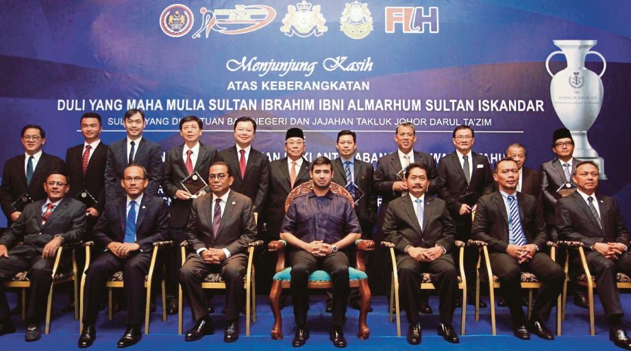TUNKU Idris (tengah duduk) bersama wakil syarikat pada majlis pelancaran di Johor Bahru.