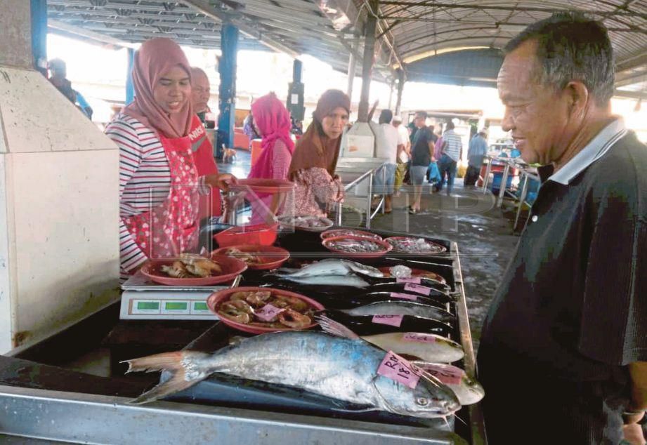  TINJAUAN harga ikan berikutan kerajaan melarang mengeksport ikan Kembong, ikan selar dan ikan pelaling di Pasar Chow Kit. 