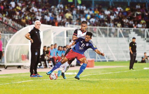 GOMEZ (kiri) melihat aksi anak buah Jasazrin Jamaluddin (depan) menghalang pemain TFC II Mohd Marzuki.