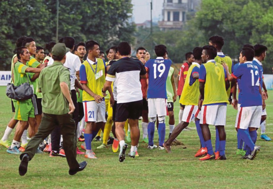 PEMAIN B-19 negara (jersi biru) bertengkar dengan pemain Timor Leste selepas perlawanan.