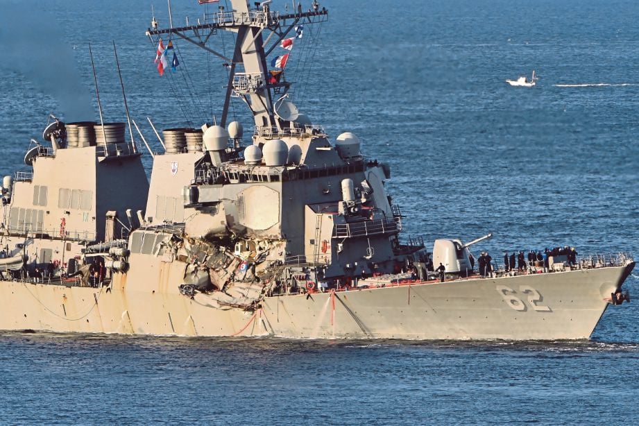 USS Fitzgerald berlabuh di Pangkalan Tentera Laut AS Yokosuka selepas mengalami kerosakan teruk susulan pertembungan dengan kapal kontena, semalam. - AFP 