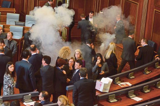  ANGGOTA pembangkang Kosovo melepaskan gas pemedih mata dan penyembur lada dalam dewan.