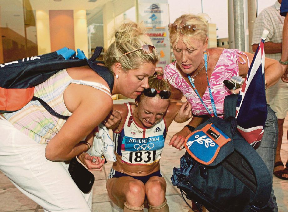 PAULA (tengah) ditenangkan rakan selepas   cedera   di Olimpik   2004.