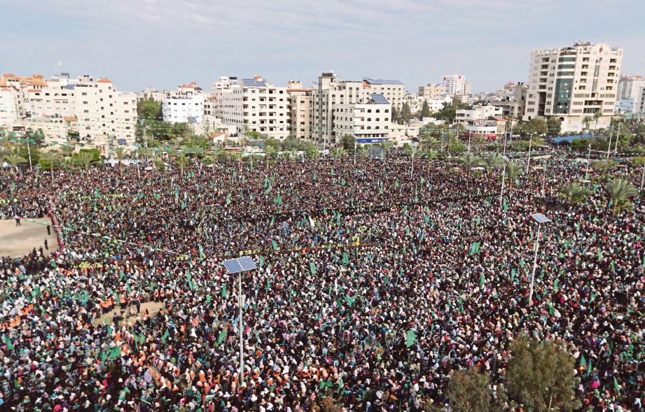 PULUHAN ribu penduduk Palestin menghadiri perhimpunan itu. - Reuters
