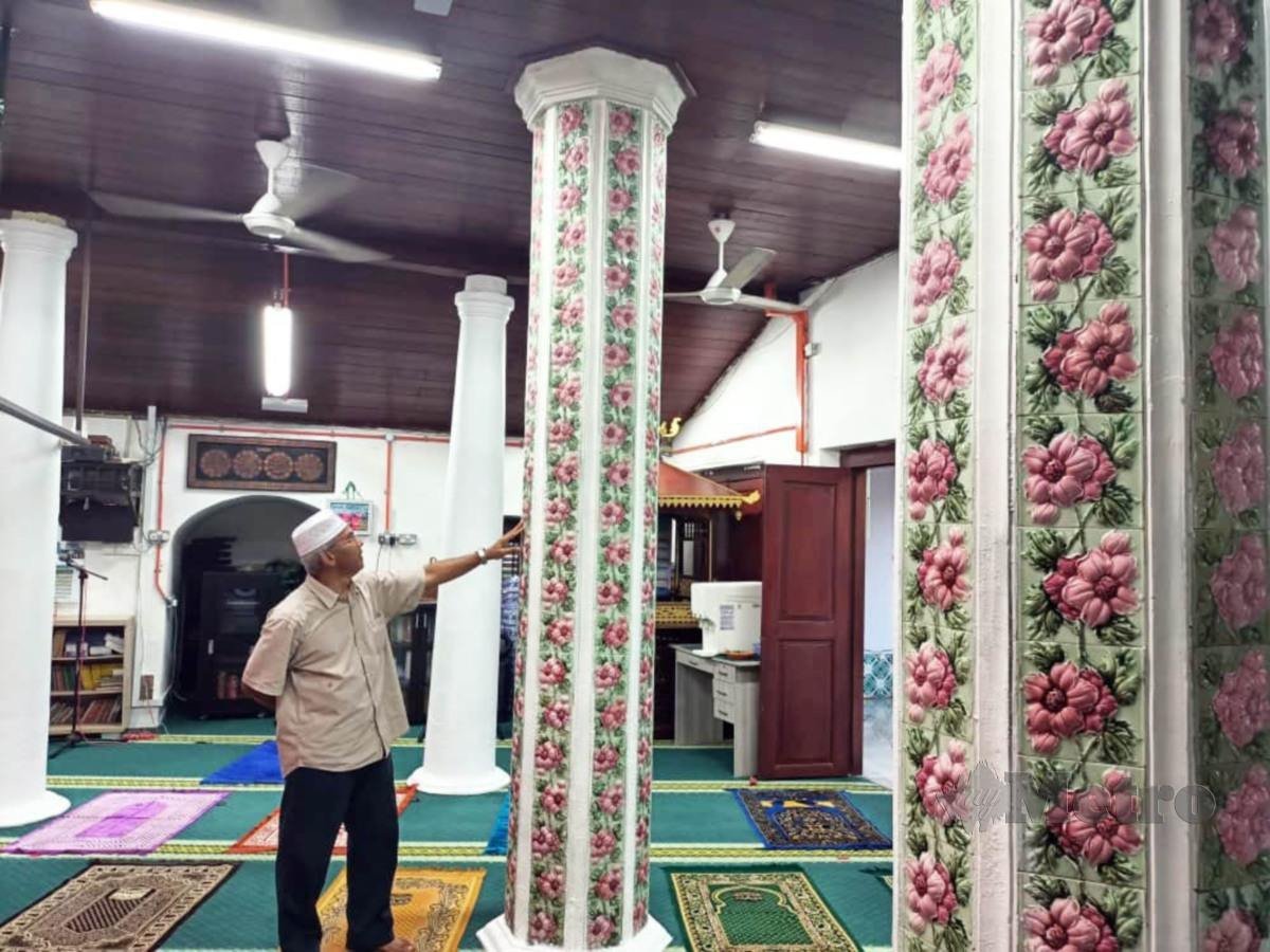 TIANG seri timbul Masjid Kampung Air Barok, Jasin amat menarik.