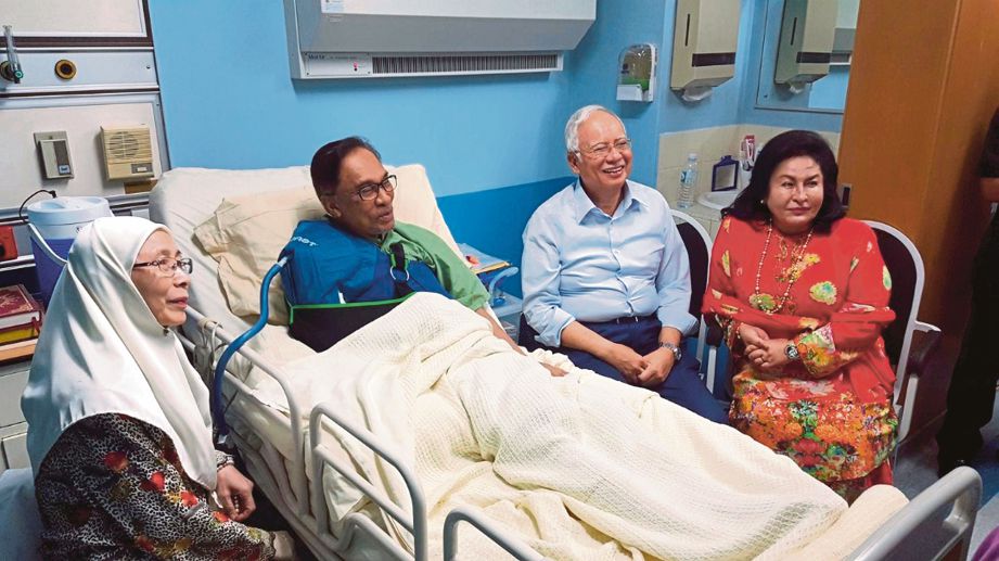NAJIB dan Rosmah menziarahi Anwar di HKL, semalam.