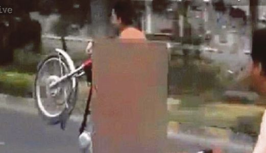  GAMBAR dipetik daripada rakaman  video menunjukkan Sheroz  menunggang motosikal dalam keadaan berbogel. 
