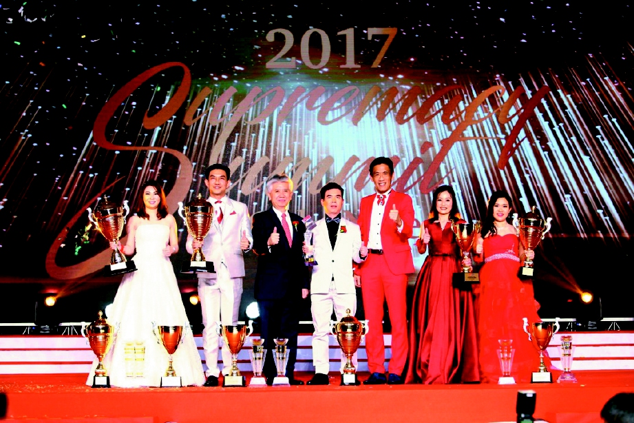 KHOR (tiga dari kiri) dan Koh (tiga dari kanan) pada  majlis Malam Anugerah Supremacy Summit 2017.  