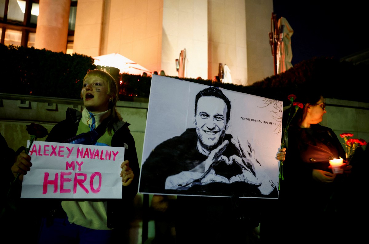 INDIVIDU memegang plakad "Alexey Navalny is my hero" ketika memberi penghormatan terakhir kepada pemimpin pembangkang itu yang meninggal dunia dalam tahanan pada Jumaat. FOTO Reuters.