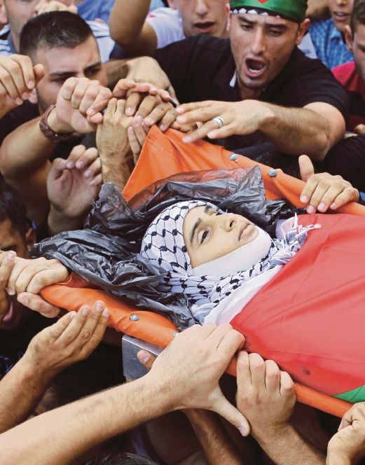 PENDUDUK Palestin mengusung jenazah Bahaa untuk dikebumikan di Beit Laqiya. 