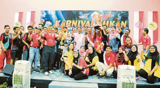 MOHAMAD (tengah) bersama sebahagian peserta yang mengambil bahagian pada Karnival Sukan UMNO Rembau.