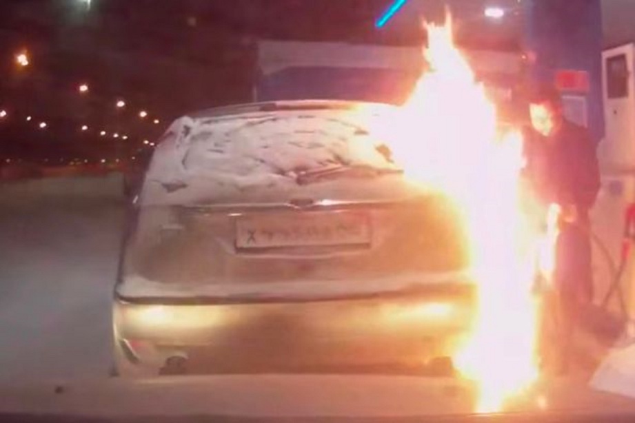 RAKAMAN video menunjukkan kereta disambar api selepas wanita terbabit menggunakan pemetik api. - Agensi 