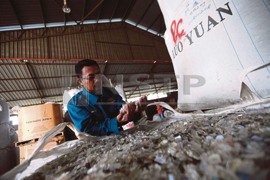 KAKITANGAN Jabatan Alam Sekitar Negeri Selangor membuat pemantauan ketika operasi penguatkuasaan bersepadu kilang kitar semula plastik terpakai sekitar Pelabuhan Klang.  