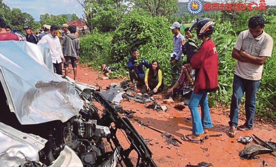 KENDERAAN yang dinaiki Ranariddh remuk selepas terbabit dalam kemalangan dengan teksi di  wilayah Preah Sihanouk. -  Agensi