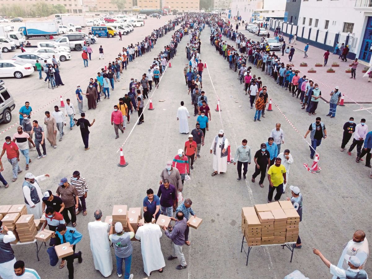 UMAT Islam beratur untuk mengambil juadah berbuka puasa di Mahboula,   Kuwait.